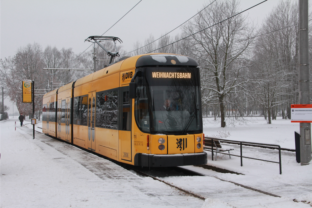 Mit der Weihnachtsbahn durch Dresden